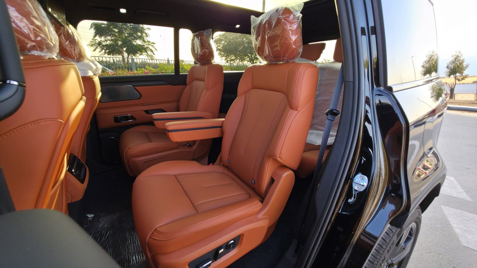 ROX 01 - Black - Orange Interior - 7 Seats - 2026 - Image 13